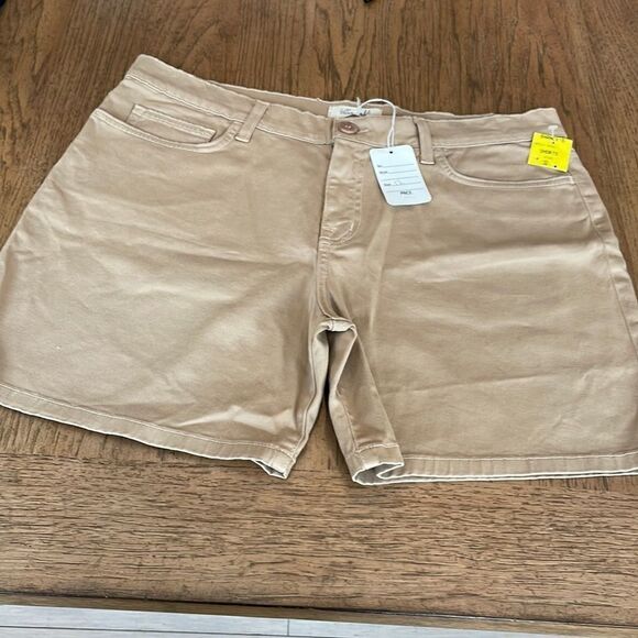 BELLA DAHL KHAKI COLORED SHORTS.  NEW WITH TAGS - Picture 1 of 8
